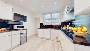 Beautiful Bungalow with Large Driveway and Garden