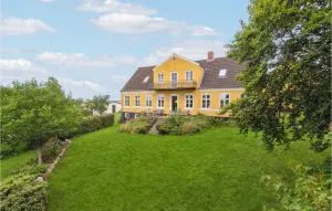 4 Bedroom Cozy Home In Hasle - Klemensker