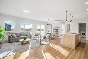 Large Open Concept Luxury Apartment with AC, 70" Smart TV with Netflix, Free Underground Parking & More - Vulcan