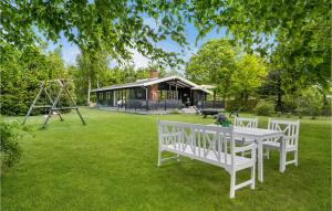 Beautiful Home In Glesborg With Wifi