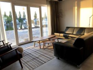 Wonderful house on water with 5 bedrooms and bathrooms