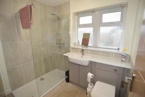 3 Bedrooms, Spacious, off road parking, Minimum 2 Nights