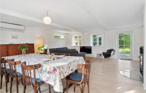 4 Bedroom Stunning Home In Samsø