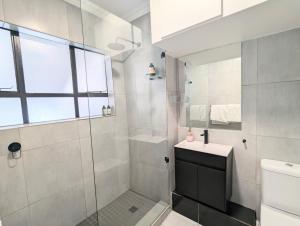 City comfort stylish Apartment with Balcony Views