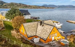 Awesome Home In Kvamsøy With Jacuzzi - Runde