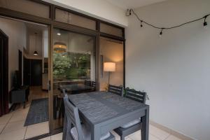 CR MARIPOSA RENTALS Mountain view near pool