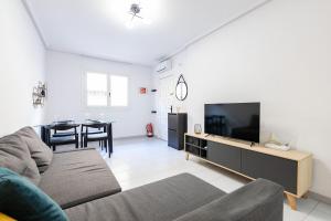 Torrevieja Playa Naufragos y piscina comunitaria