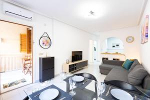 Torrevieja Playa Naufragos y piscina comunitaria