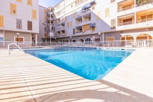 Torrevieja Playa Naufragos y piscina comunitaria