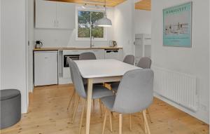 Stunning Apartment In Væggerløse