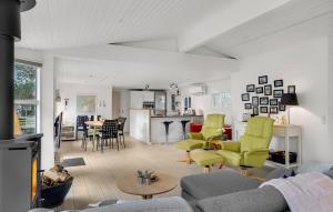 Stunning Home In Glesborg With Wifi