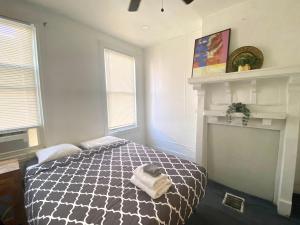 Oui on Ludlow - Entire House and Private Rooms in University City