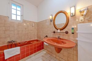 Hotels Logis Hotel De La Corniche : Chambre Triple