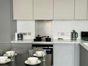 Premium Deals l Last-Minute Stay l 4 min walk to Birmingham Central Library l 18th floor 2 Bed 2 Bath City Centre Penthouse with GYM & Netflix by JVT Short Lets