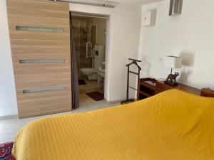 B&B / Chambres d'hotes Le Viel Sabran : Chambre Double - Vue sur Jardin