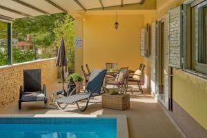 Luxury Villa LeLu with heated saltwater pool, parking, high speed Internet, BBQ,