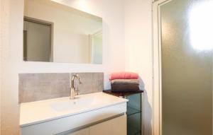 Maisons de vacances Nice Home In Grospierres With Wifi : photos des chambres