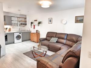 4 miles to Westhill by Lains Lettings