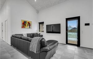 Gorgeous Home In Tarm With Wifi