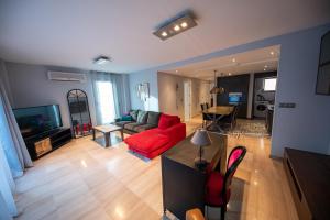 RentitSpain - Jaén - Ático Exlusivo con Balcón Curvo en el Centro