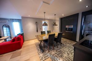 RentitSpain - Jaén - Ático Exlusivo con Balcón Curvo en el Centro