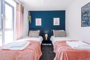 Rest&Recharge at Waterway House (4 Bedrooms, 7 Beds, 2 Bathrooms, Free parking)