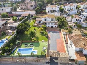 Villa Peralta, heated and private pool ,near beach and golf !