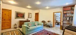 Appartamento con ingresso autonomo, giardino privato e portico - Introbio