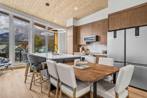 Scenic Views in a Luxurious Townhouse