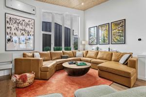 Scenic Views in a Luxurious Townhouse