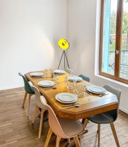 Maisons de vacances Maison Atypique acces direct Paris, Cuisine design : photos des chambres