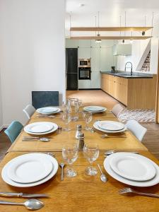 Maisons de vacances Maison Atypique acces direct Paris, Cuisine design : photos des chambres