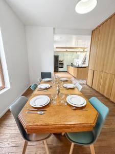 Maisons de vacances Maison Atypique acces direct Paris, Cuisine design : photos des chambres