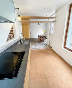 Maisons de vacances Maison Atypique acces direct Paris, Cuisine design : photos des chambres