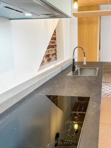 Maisons de vacances Maison Atypique acces direct Paris, Cuisine design : photos des chambres