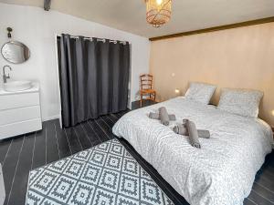 Maisons de vacances Maison Atypique acces direct Paris, Cuisine design : photos des chambres