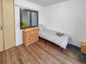 Maisons de vacances Maison Atypique acces direct Paris, Cuisine design : photos des chambres