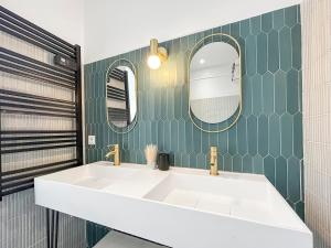 Maisons de vacances Maison Atypique acces direct Paris, Cuisine design : photos des chambres