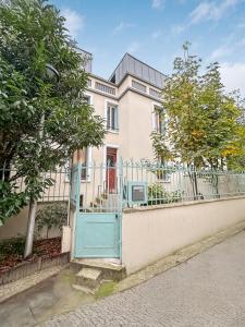 Maisons de vacances Maison Atypique acces direct Paris, Cuisine design : photos des chambres