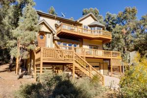 Game Room & Deck: Modern Frazier Park Home!