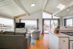 3 Mi to Balboa Park Water-View Condo with Balcony