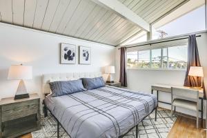 3 Mi to Balboa Park Water-View Condo with Balcony