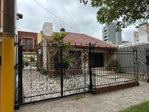 Alojamiento temporario Chela cochera propia incluida