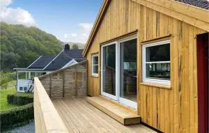 2 Bedroom Stunning Home In Lyngdal - Grønsfjord