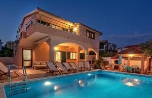 Sea Flower Beachfront Villa - Sevid