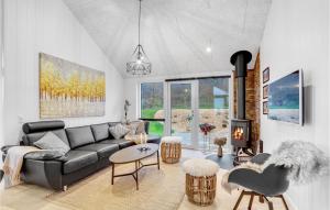 4 Bedroom Stunning Home In Sjølund