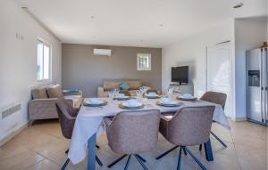 Appartements Gorgeous Apartment In Le Luc With Wifi : photos des chambres
