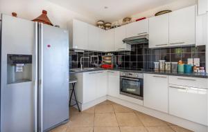 Appartements Gorgeous Apartment In Le Luc With Wifi : photos des chambres
