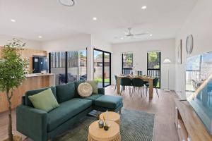 City Oasis Brand New 4BR with Parking and Steps to Shops