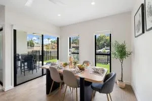 Modern Brand New House near Mall Park with 2Parking - Ormiston